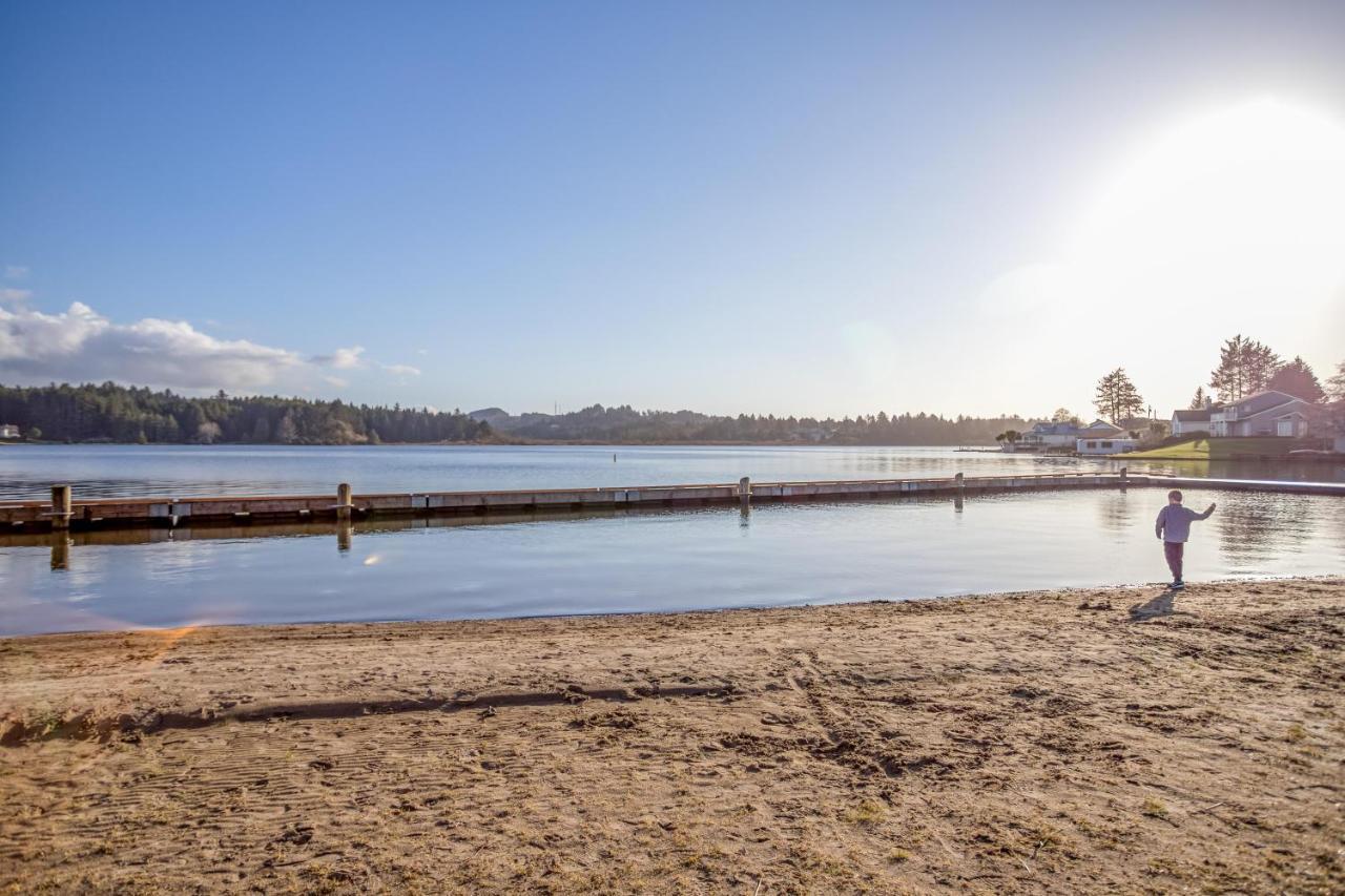 Regatta Park Lake House Lincoln City Bagian luar foto