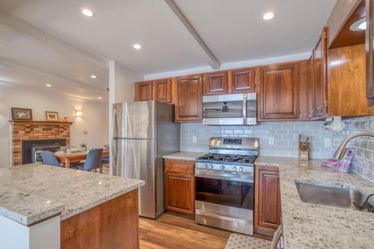 Regatta Park Lake House Lincoln City Bagian luar foto