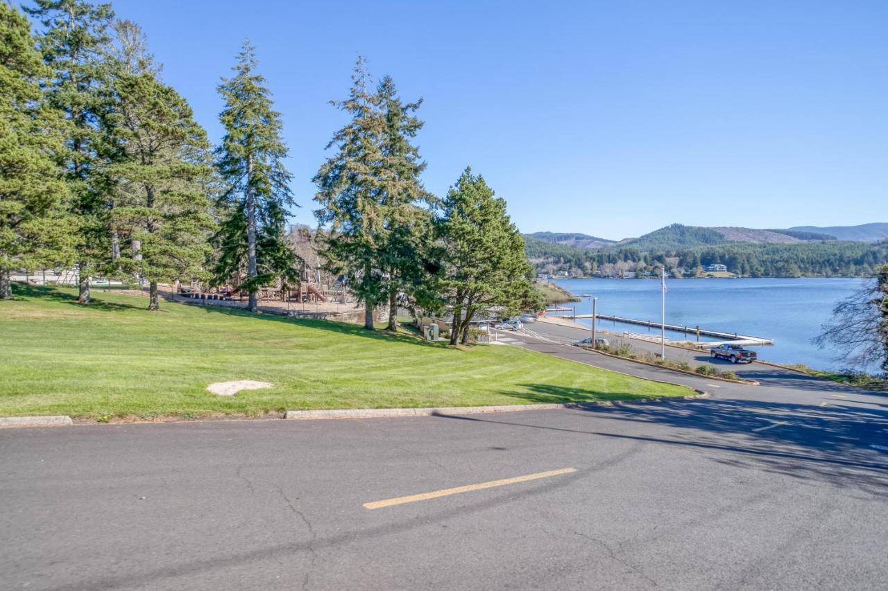 Regatta Park Lake House Lincoln City Bagian luar foto