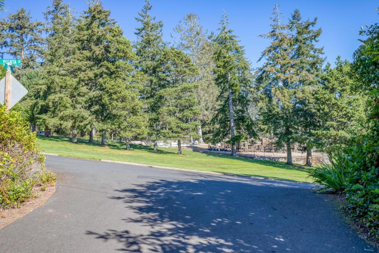 Regatta Park Lake House Lincoln City Bagian luar foto